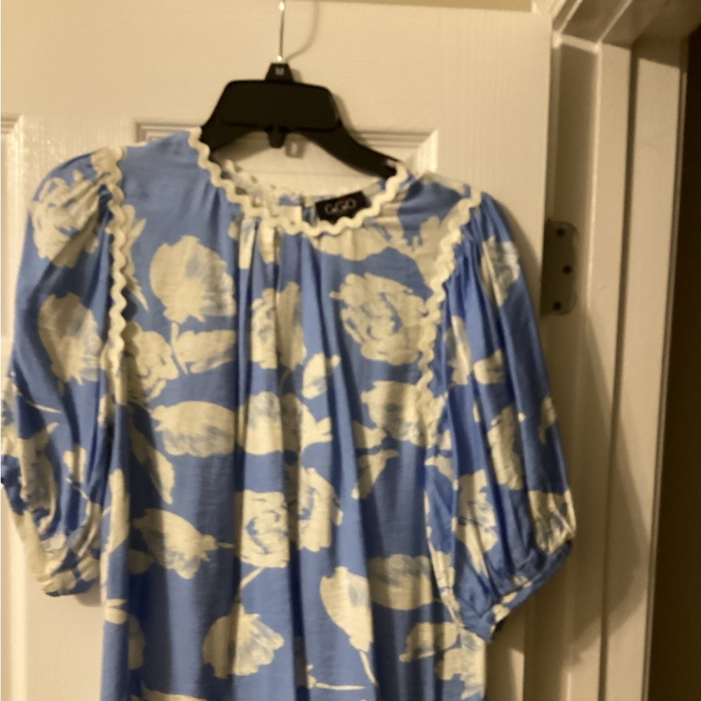 GiGio blue and cream color top.
Size small